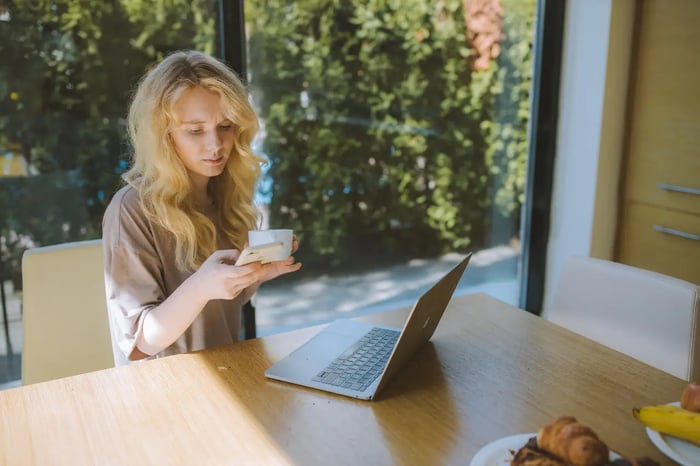 woman-with-coffee-cup-texting-407928